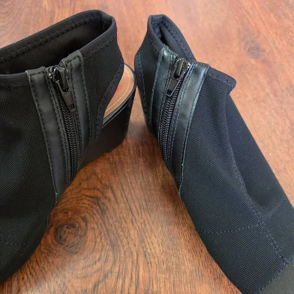 NWOT Tahari Sindi Wedges